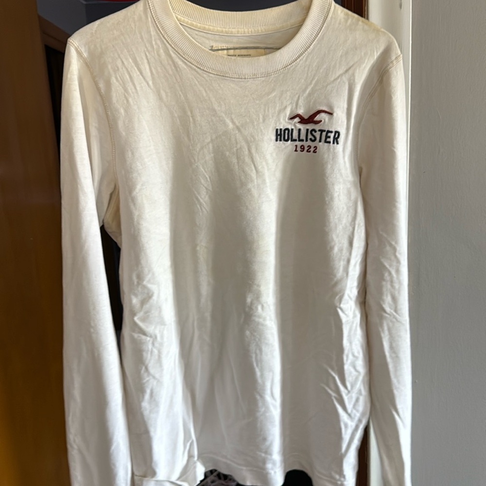 HOLLISTER LONG SLEEVE TSHIRT - SIZE MEDIUM